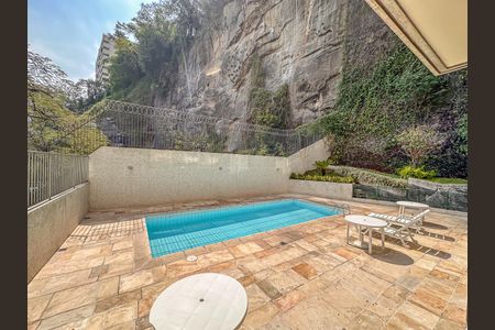 Apartamento à venda com 160m², 3 quartos e 2 vagas Apartamento à venda com 160m², 3 quartos e 2 vagasÁrea comum - Piscina