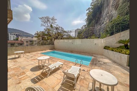 Apartamento à venda com 160m², 3 quartos e 2 vagas Apartamento à venda com 160m², 3 quartos e 2 vagasÁrea comum - Piscina