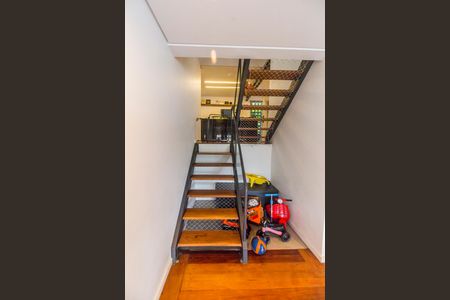 Casa de condomínio para alugar com 270m², 4 quartos e 4 vagasEscada
