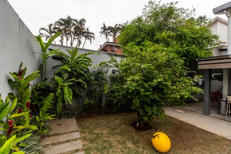 Casa de condomínio para alugar com 270m², 4 quartos e 4 vagasQuintal