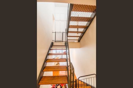 Casa de condomínio para alugar com 270m², 4 quartos e 4 vagasEscada