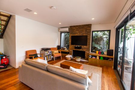 Casa de condomínio para alugar com 270m², 4 quartos e 4 vagasSala