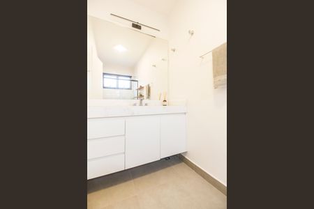 Casa de condomínio para alugar com 270m², 4 quartos e 4 vagasBanheiro da Suíte 2