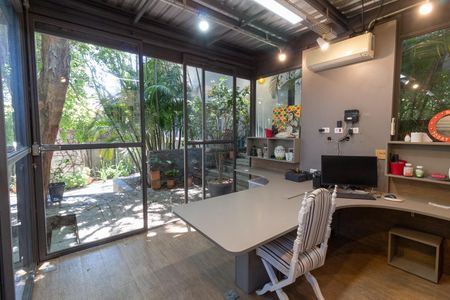 Casa à venda com 318m², 3 quartos e 4 vagasEscritório