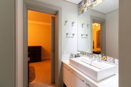 Casa à venda com 318m², 3 quartos e 4 vagasBanheiro da Suíte 1