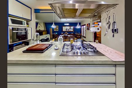 Casa à venda com 4 quartos, 243m² em Santo Amaro, São Paulo