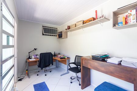 Casa à venda com 200m², 4 quartos e 2 vagas Casa à venda com 200m², 4 quartos e 2 vagasEscritório