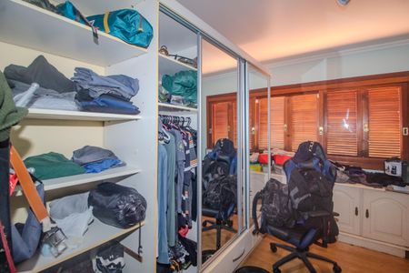 Casa à venda com 238m², 4 quartos e 2 vagasCloset