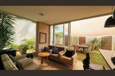 Casa de condomínio à venda com 264m², 5 quartos e 2 vagasSala