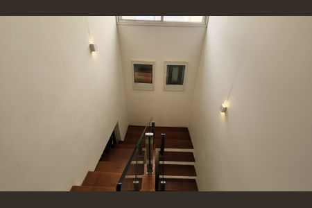 Casa de condomínio à venda com 264m², 5 quartos e 2 vagasEscada