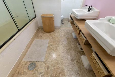 Apartamento à venda com 145m², 3 quartos e 1 vagaBanheiro da Suíte