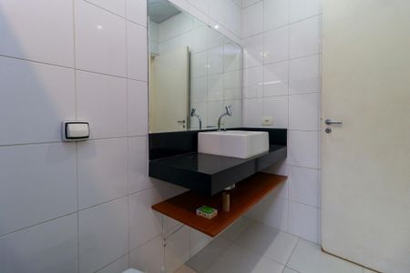 Casa à venda com 191m², 4 quartos e 4 vagas Casa à venda com 191m², 4 quartos e 4 vagasBanheiro da Suíte