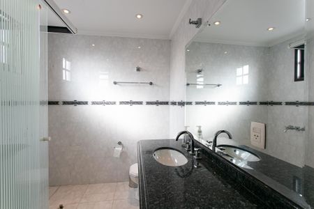 Casa à venda com 303m², 3 quartos e 4 vagas Casa à venda com 303m², 3 quartos e 4 vagasBanheiro da Suíte 1