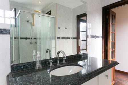 Casa à venda com 303m², 3 quartos e 4 vagas Casa à venda com 303m², 3 quartos e 4 vagasBanheiro da Suíte 1