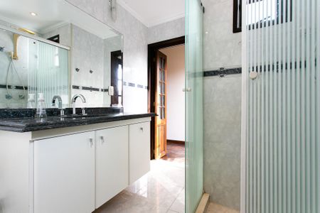 Casa à venda com 303m², 3 quartos e 4 vagas Casa à venda com 303m², 3 quartos e 4 vagasBanheiro da Suíte 1