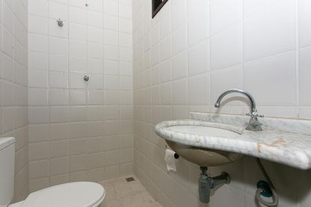 Casa à venda com 303m², 3 quartos e 4 vagas Casa à venda com 303m², 3 quartos e 4 vagasBanheiro de Serviço