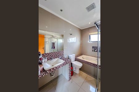 Apartamento à venda com 238m², 6 quartos e 4 vagasBanheiro da Suíte 3