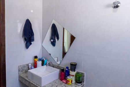 Casa à venda com 242m², 3 quartos e 4 vagasBanheiro da suíte 1