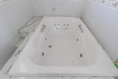 Casa à venda com 242m², 3 quartos e 4 vagasBanheiro da suíte 2