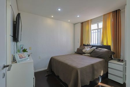 Apartamento à venda com 130m², 4 quartos e 2 vagas Apartamento à venda com 130m², 4 quartos e 2 vagasSuíte