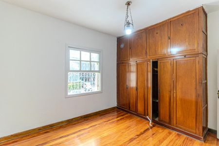 Casa à venda com 280m², 5 quartos e 3 vagas Casa à venda com 280m², 5 quartos e 3 vagasQuarto 1