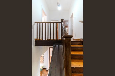 Casa à venda com 280m², 5 quartos e 3 vagas Casa à venda com 280m², 5 quartos e 3 vagasEscada