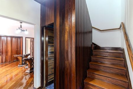 Casa à venda com 280m², 5 quartos e 3 vagas Casa à venda com 280m², 5 quartos e 3 vagasEscada