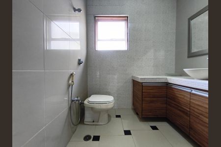 Casa para alugar com 267m², 4 quartos e 4 vagasBanheiro