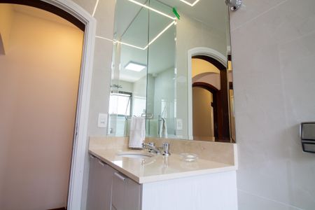 Apartamento à venda com 210m², 4 quartos e 3 vagasBanheiro da Suíte 2