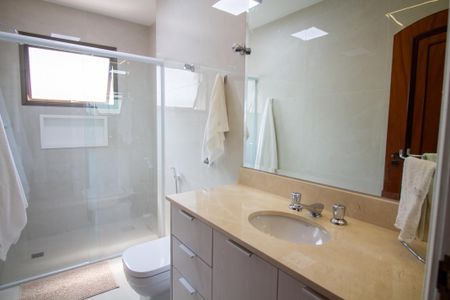 Apartamento à venda com 210m², 4 quartos e 3 vagasBanheiro da Suíte 1