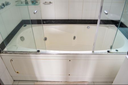 Casa de condomínio à venda com 215m², 3 quartos e 2 vagasBanheiro da suite