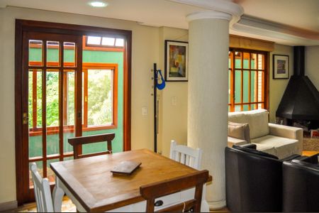 Casa de condomínio à venda com 215m², 3 quartos e 2 vagasSala