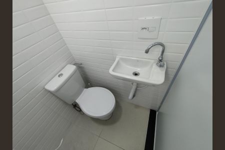 Banheiro de casa para alugar com 1 quarto, 30m² em Vila Água Funda, São Paulo