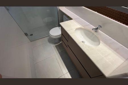 Apartamento à venda com 106m², 2 quartos e 2 vagasBanheiro da Suíte