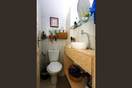 Casa de condomínio à venda com 100m², 2 quartos e 2 vagasLavabo