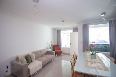 Casa à venda com 160m², 3 quartos e 2 vagasSala