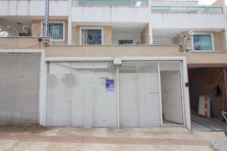 Casa à venda com 160m², 3 quartos e 2 vagasFachada