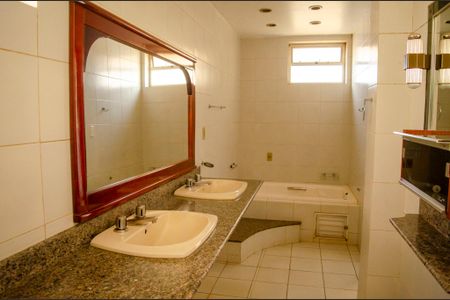 Apartamento para alugar com 270m², 4 quartos e 2 vagasBanheiro da Suíte 2