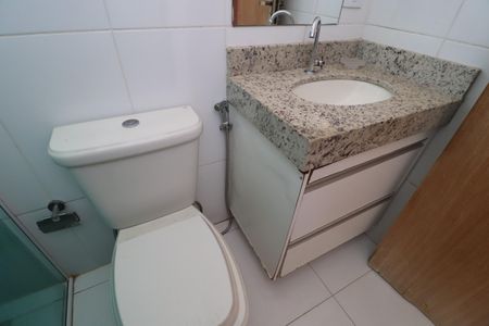 Banheiro Social de apartamento para alugar com 2 quartos, 68m² em Gravatás, Uberlândia
