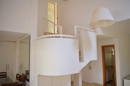 Casa de condomínio para alugar com 260m², 3 quartos e 4 vagasEscada