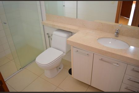 Casa de condomínio para alugar com 260m², 3 quartos e 4 vagasBanheiro da Suíte 3