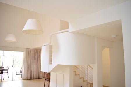 Casa de condomínio para alugar com 260m², 3 quartos e 4 vagasEscada