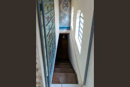 Casa à venda com 202m², 4 quartos e 2 vagas Casa à venda com 202m², 4 quartos e 2 vagasEscada