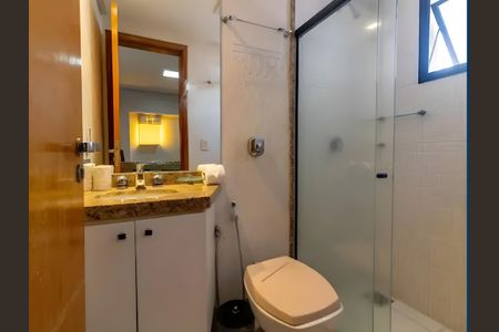 Banheiro de kitnet/studio para alugar com 1 quarto, 28m² em Setor Oeste, Goiânia