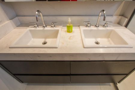 Apartamento para alugar com 190m², 3 quartos e 4 vagas Apartamento para alugar com 190m², 3 quartos e 4 vagasBanheiro da Suíte 1