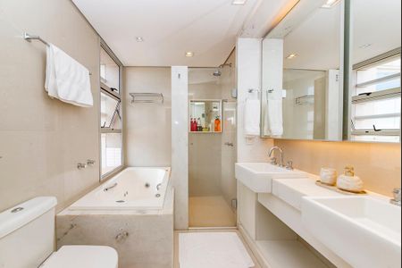 Apartamento à venda com 225m², 3 quartos e 3 vagasBanheiro da Suíte 1