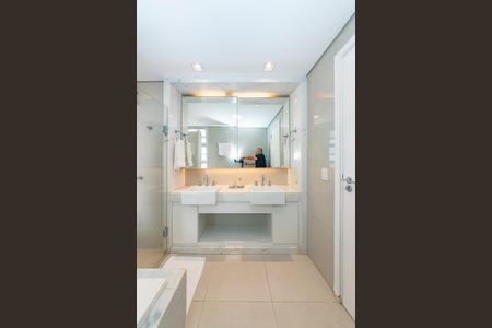 Apartamento à venda com 225m², 3 quartos e 3 vagasBanheiro da Suíte 1