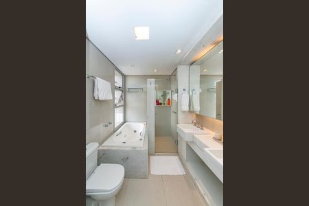 Apartamento à venda com 225m², 3 quartos e 3 vagasBanheiro da Suíte 1