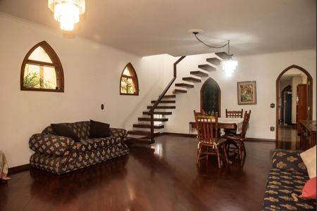 Casa à venda com 250m², 3 quartos e 3 vagasSala