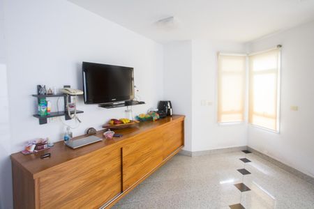 Casa de condomínio à venda com 390m², 4 quartos e 4 vagas Casa de condomínio à venda com 390m², 4 quartos e 4 vagasCozinha